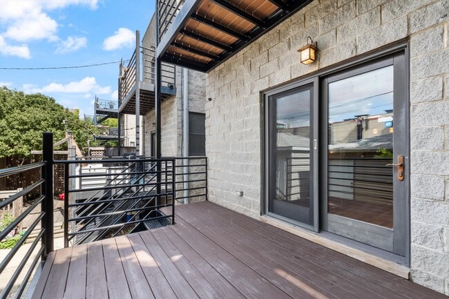 Building Photo - 516 N Claremont Ave