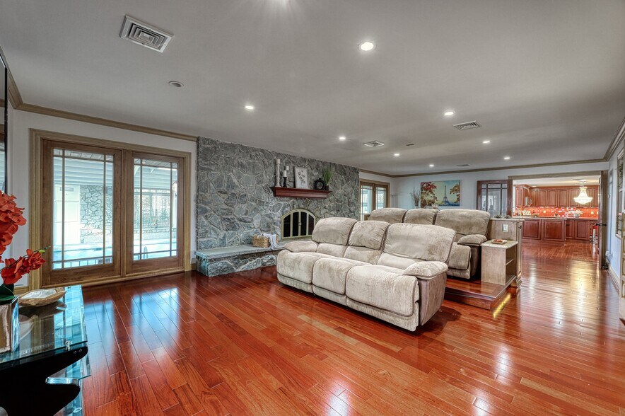 Building Photo - 91 Chestnut Ridge Rd