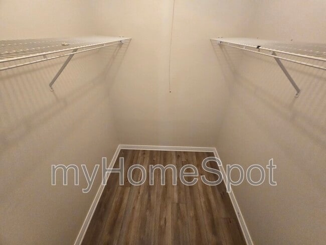 Building Photo - 8430 Country Walk Dr