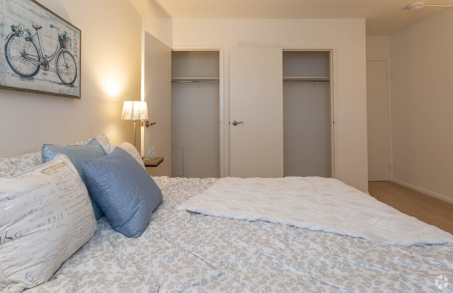 2BR, 1BA - 897 SF - Eudowood Towers