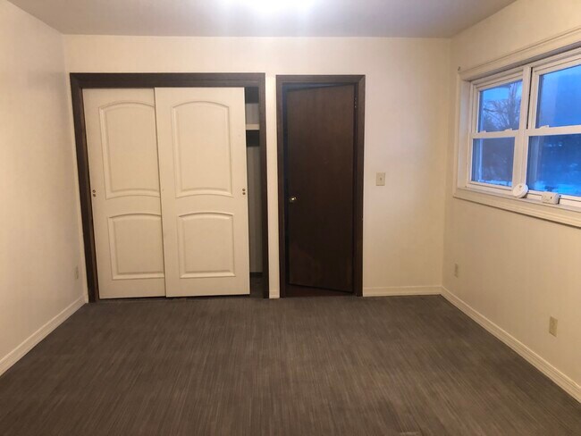 Master bedroom direct connect to bathroom - 6764 Sutliff Rd