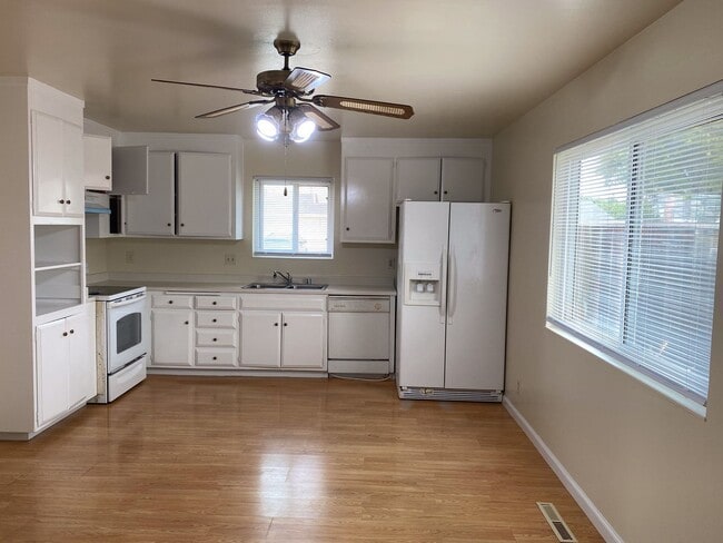 Building Photo - Newark 4 beds 2 baths Single Family House with Big Lot, Move In Ready!