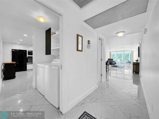 Building Photo - 535 Oaks Dr