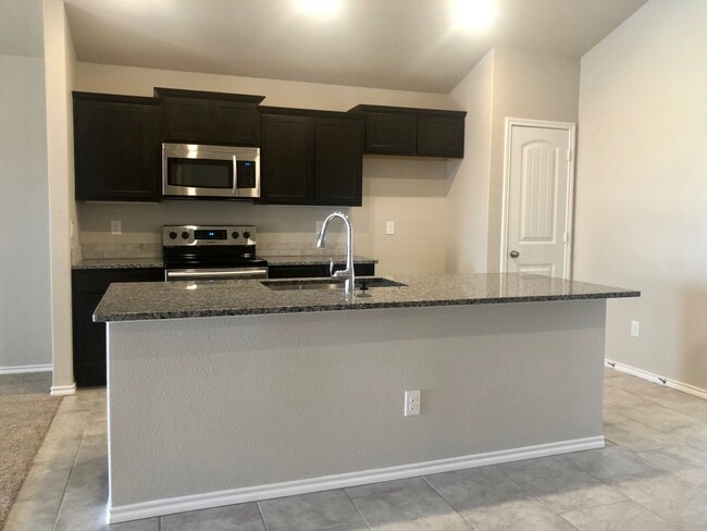 Building Photo - Spacious House