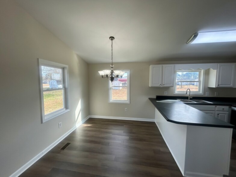 Building Photo - 403 S Market St