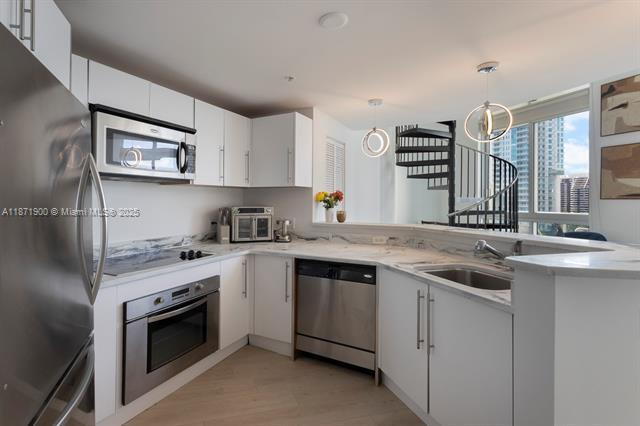 Building Photo - 300 S Biscayne Blvd