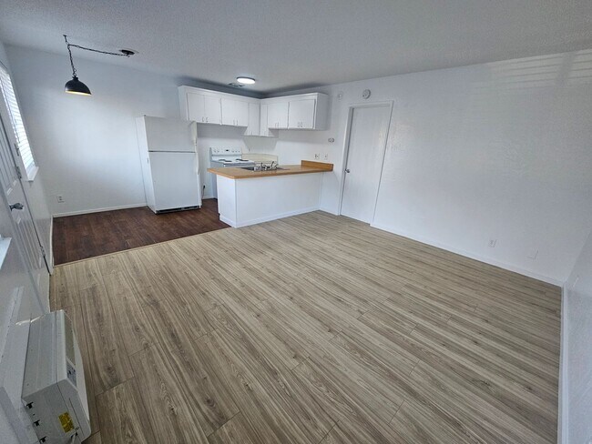Building Photo - 1 Bedroom 1 Bath Triplex Unit in Los Molinos!