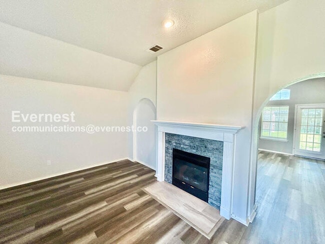 Building Photo - 3 Bed, 2 Bath with Fenced Yard & Garage / Pet-Friendly / Available Now!