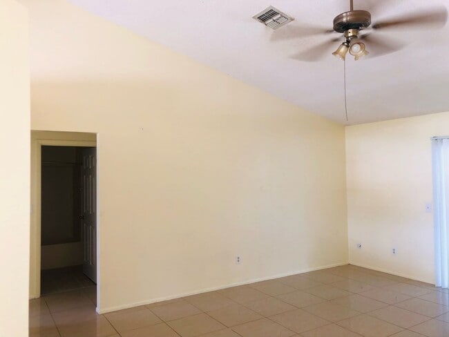 Building Photo - 3/2/2 Deltona