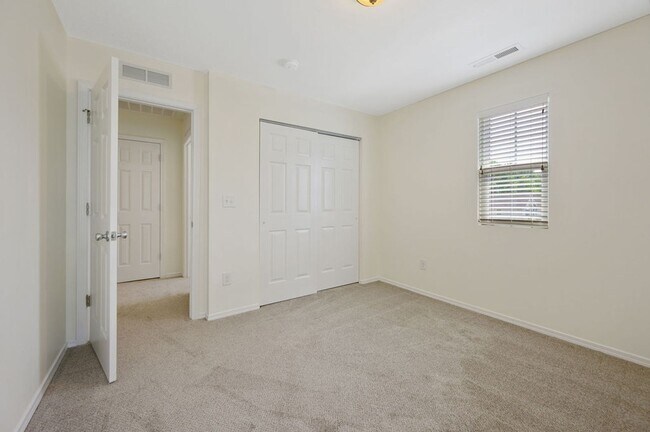 Building Photo - 3 Bedroom Open Concept with Enough Room fo...
