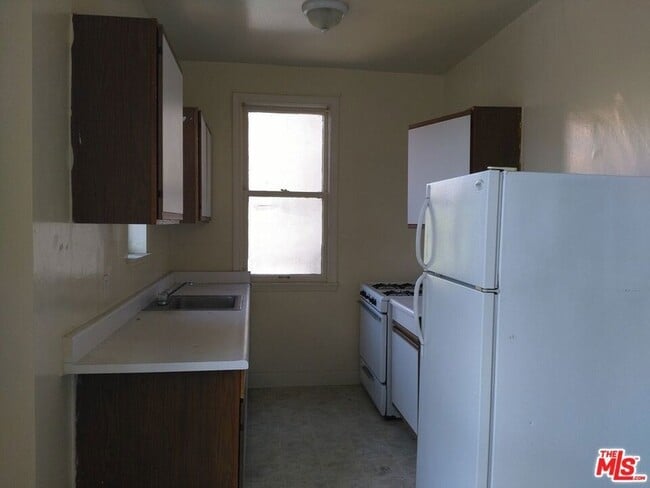 Building Photo - 335 S Berendo St