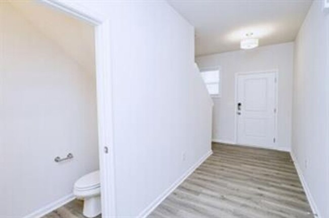 Building Photo - Spacious 3/2.5 Townhome Available February...