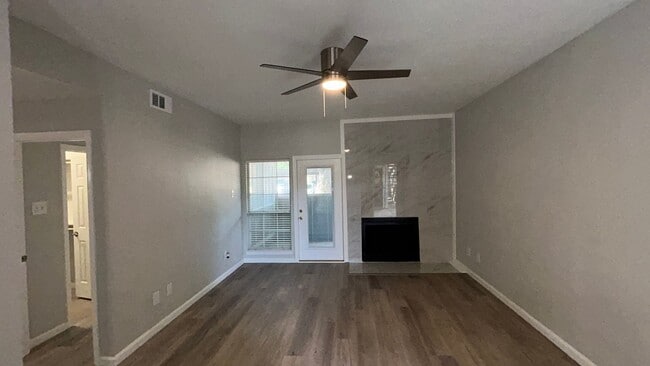 Building Photo - Ready for immediate move in!