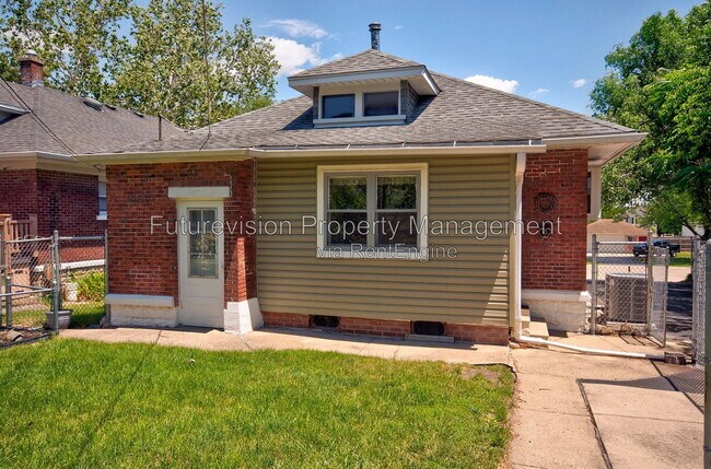 Building Photo - 1105 Summit St