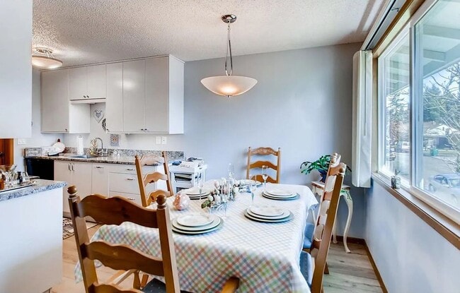 Building Photo - Top-Floor Gem – 2 Bed, 2 Full Bath, W/D, AC