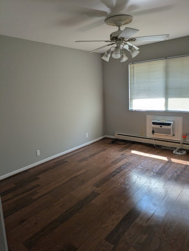 Building Photo - 550 Harding Pl