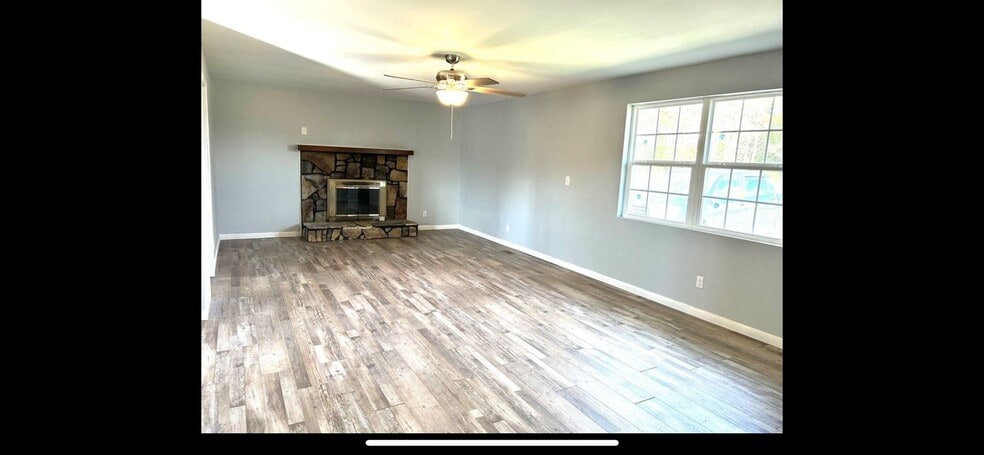 Building Photo - 136 Golf Dr SE