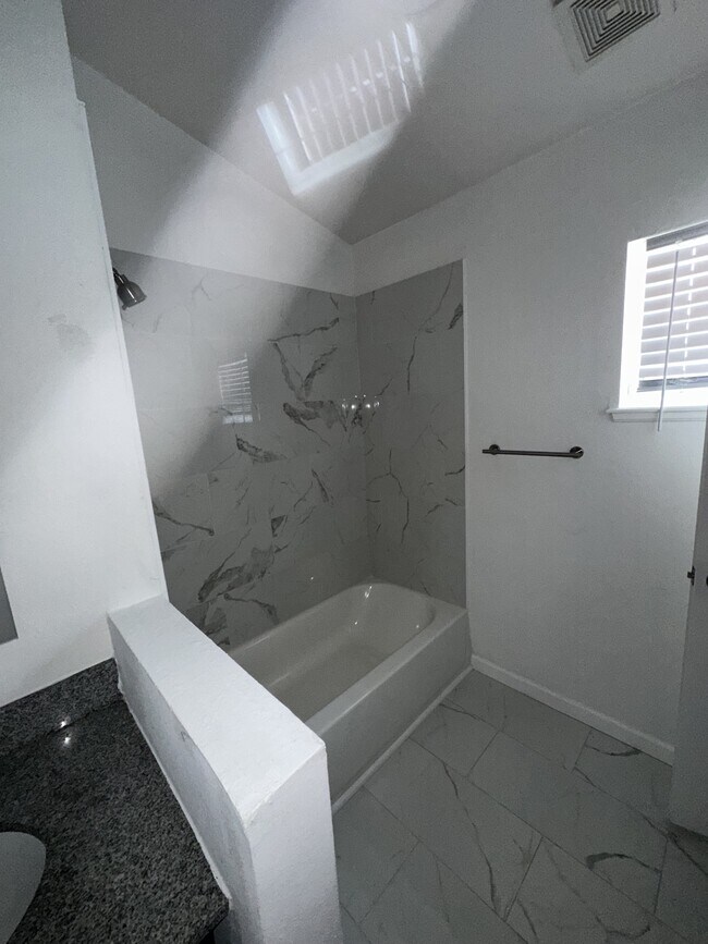 Building Photo - 703 Flagstone St