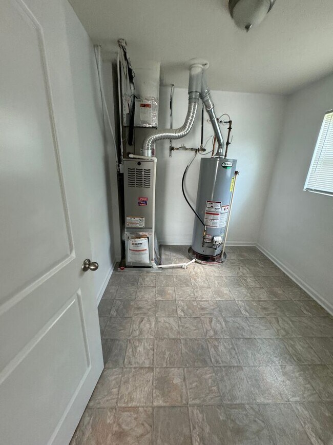 Building Photo - Columbus IN  - 3 BR home with loft