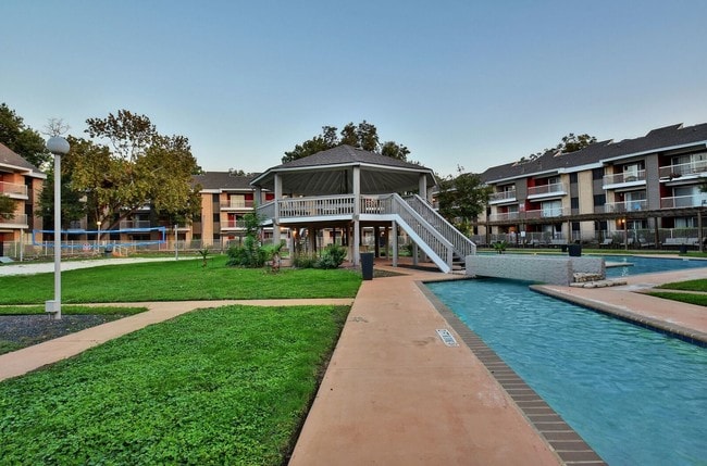 Courtyard - Bellaire Oasis at Oakwell {20211222}