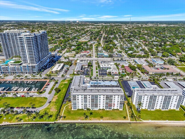 Building Photo - 301 Lake Shore Dr