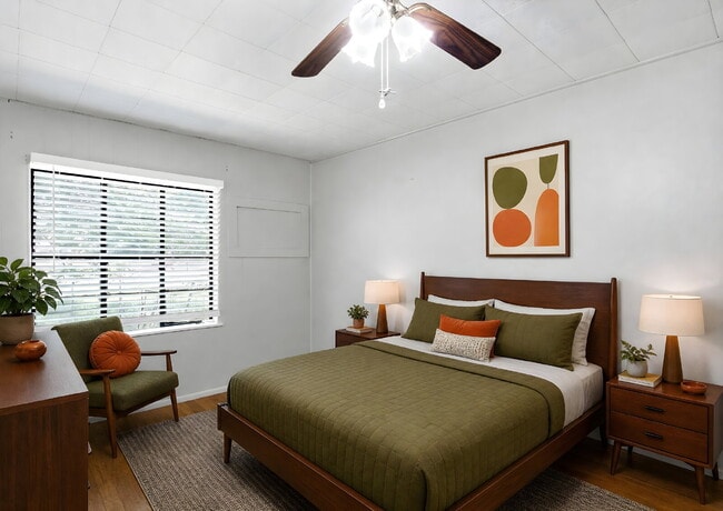 Building Photo - "Charming 2-Bedroom Retreat with Full Bath in the Heart of Castroville!"