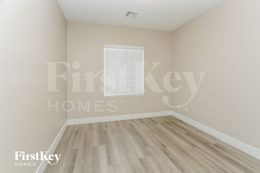 Building Photo - 6834 N Dovecote Ave