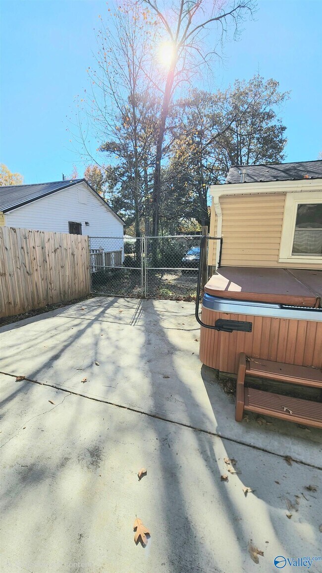 Building Photo - 1321 Ann St NW