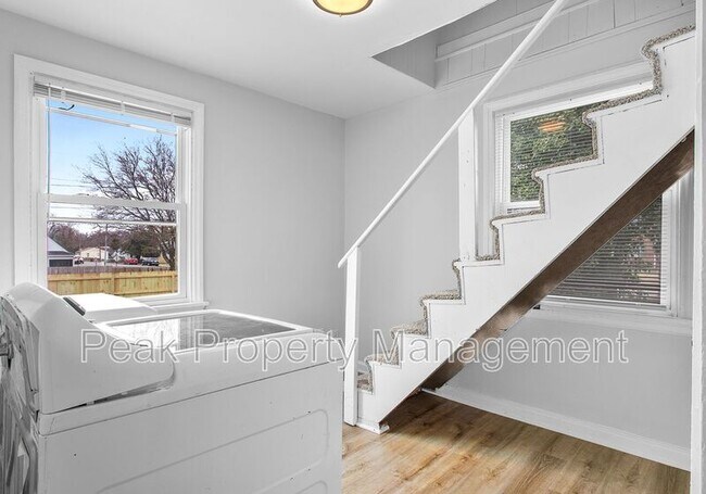 Building Photo - 501 Hazelhurst Ave
