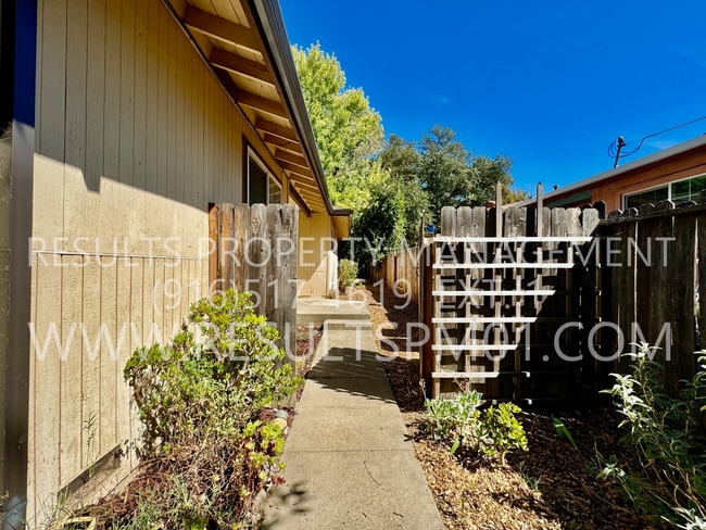 Building Photo - Spacious and Updated 3-Bedroom Duplex in F...