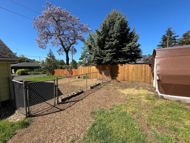 Building Photo - 6727 SE Reedway St