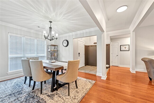 Building Photo - 701 SW Maidstone Ave