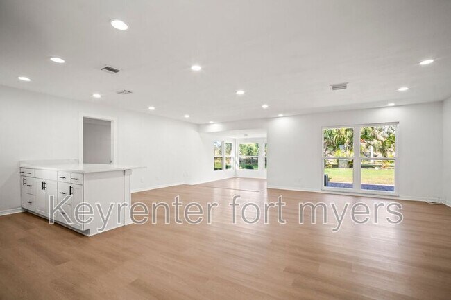 Building Photo - 4293 Island Cir