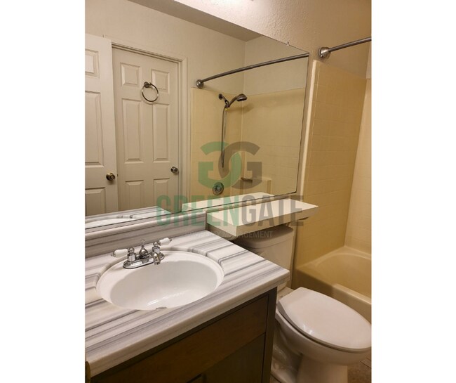 Building Photo - 2428 Woodvale Dr