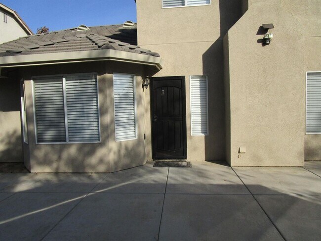 Building Photo - Like Brand New 4 Bedroom 3 Bath Beautiful ...