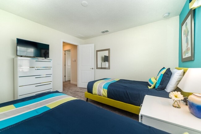 Building Photo - For Rent - Pool Townhome with 5 Bedroom 4 ...