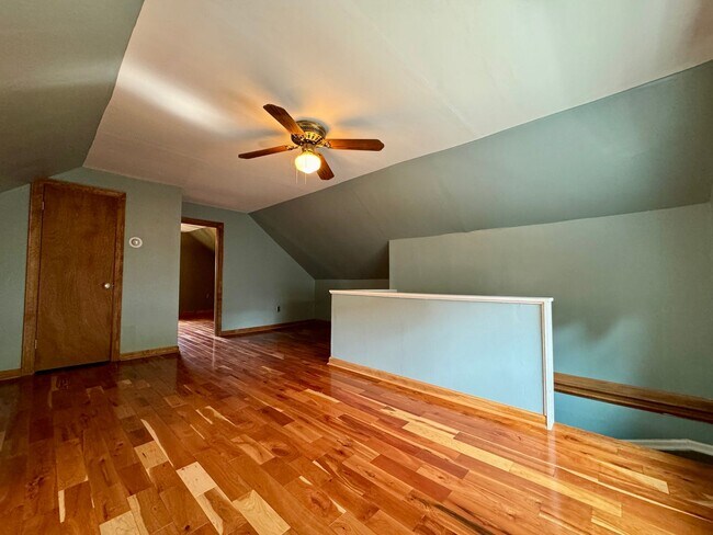 Building Photo - Quaint Cottage steps Away From VT Campus