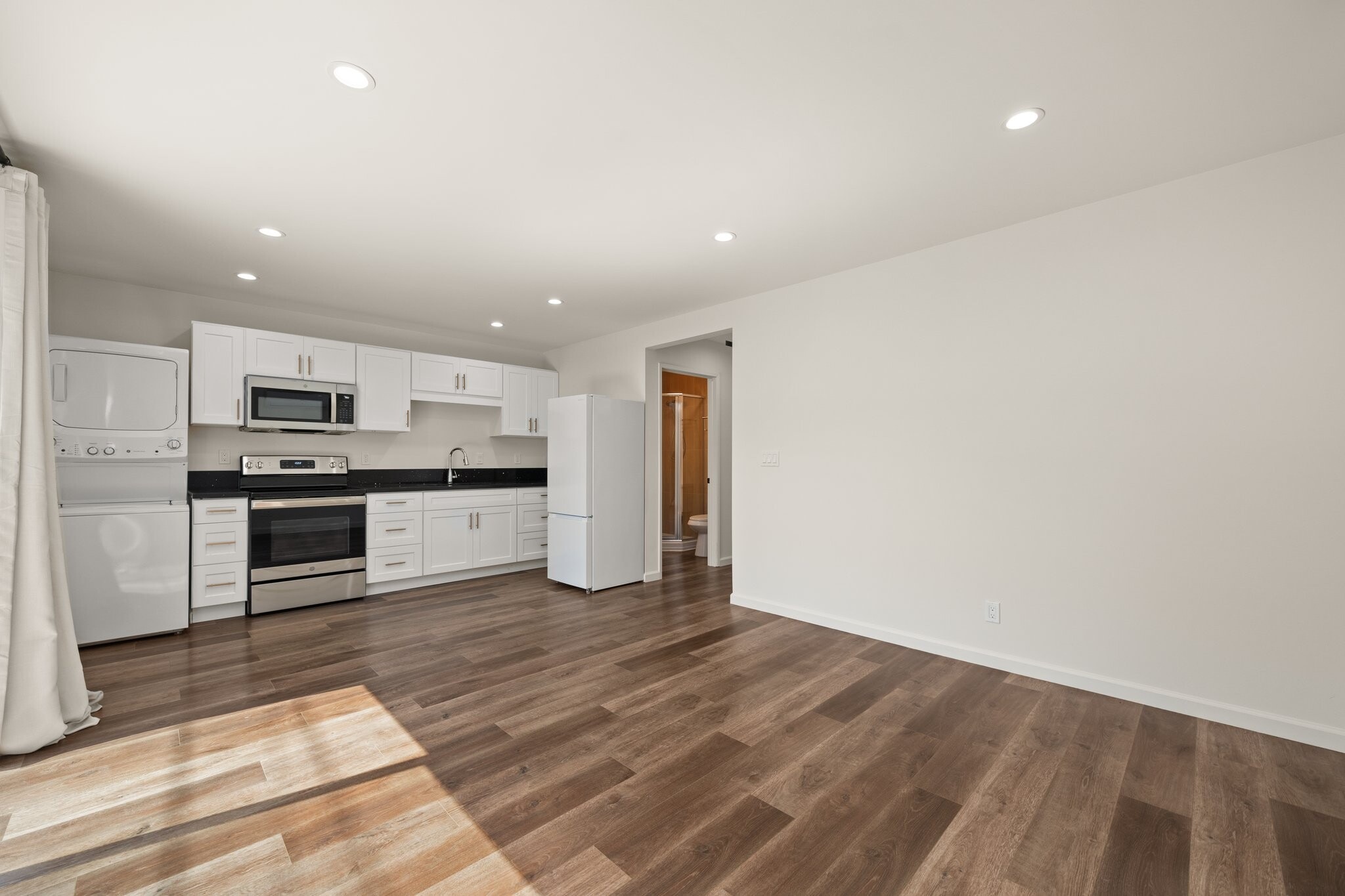 Building Photo - 5136 Hillcrest Dr