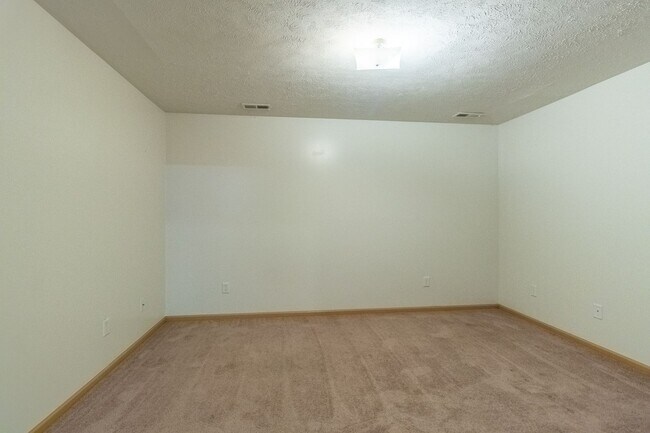 Building Photo - Great Home Close to New Schools and the Fallbrook YMCA