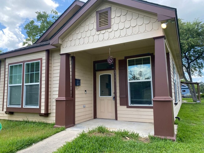 Primary Photo - Charming 2 BR / 2 BA Beaumont home — updat...