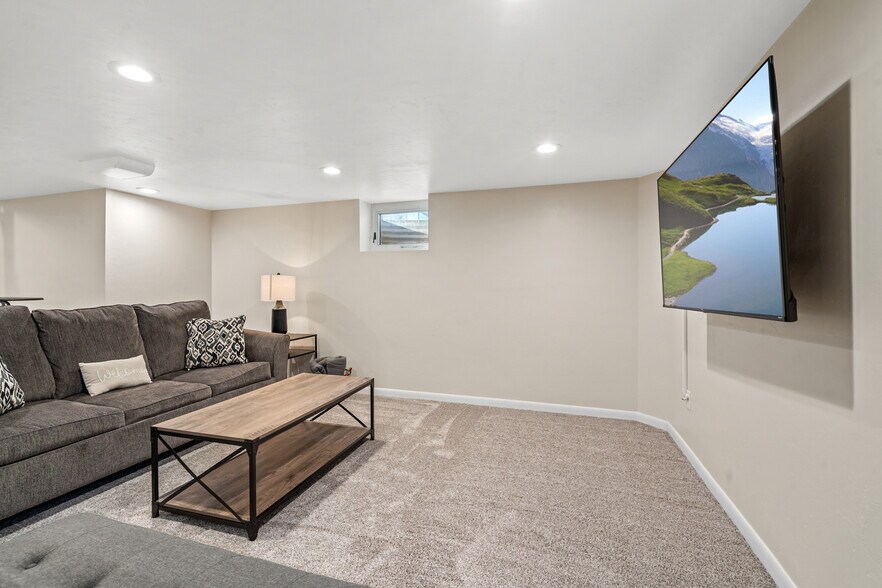 Building Photo - 1222 S Oneida St