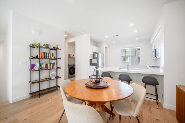 Building Photo - $3595.00 - Newer Large 3/2.5 Townhome in B...