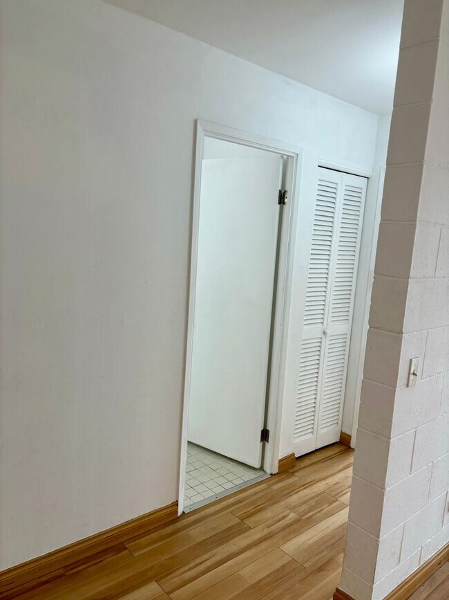 Building Photo - Unfurnished 2 bd, 1 bath 4 floor walk-up w...