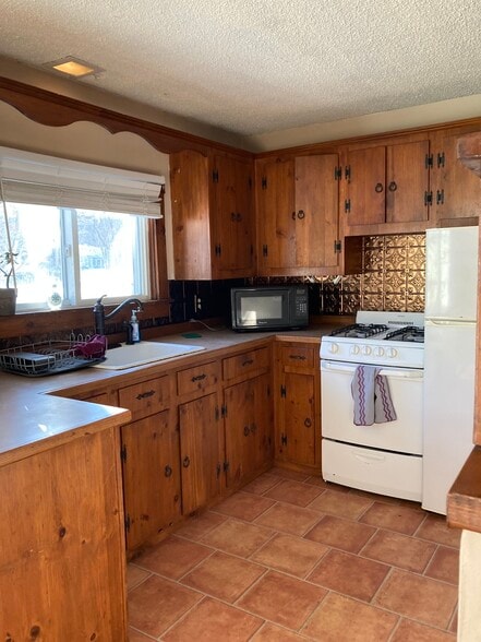 Building Photo - 881 Main St