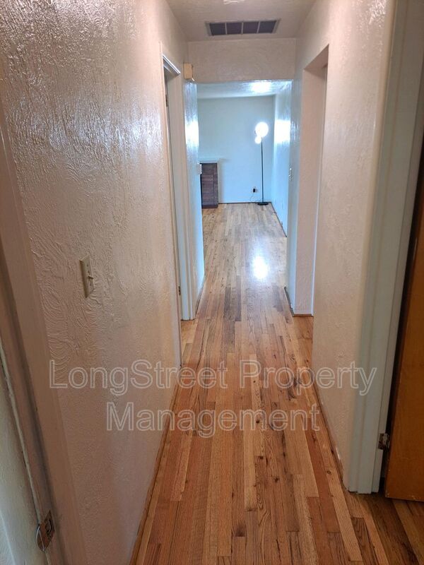 Building Photo - 1930 NW Kings Blvd