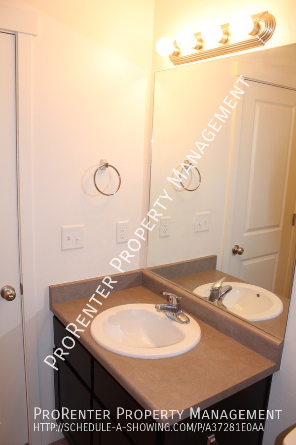 Building Photo - 1045 Stonehaven Dr