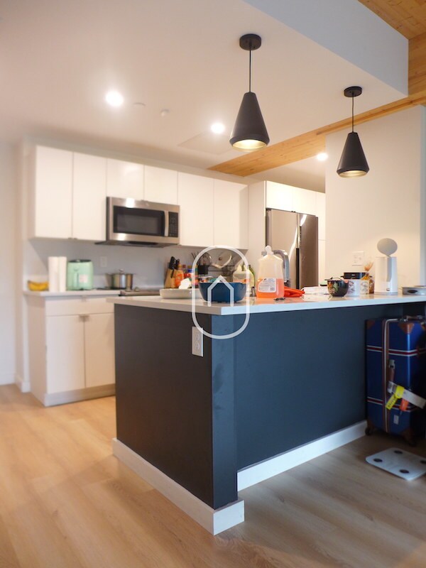 Building Photo - 45 Thorndike St