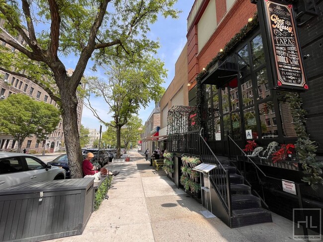 Building Photo - Spacious & Updated 1 bed 1 bath I Hamilton...