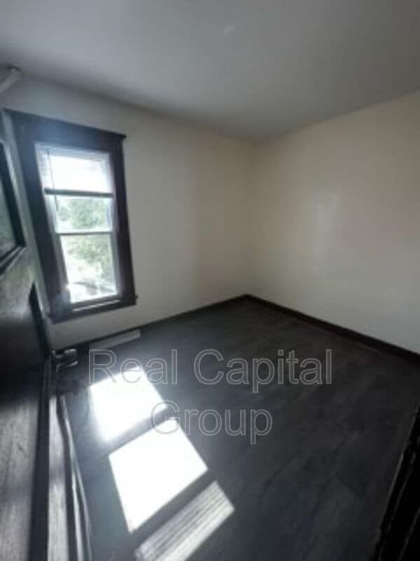 Building Photo - 1326 3rd Ave