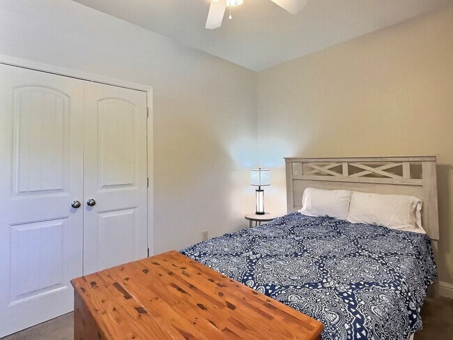 Building Photo - 4 Bed, 2 Full Bath Home w/ In-Ground Pool in Desirable Lake Forest!